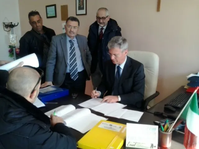 Il momento della firma