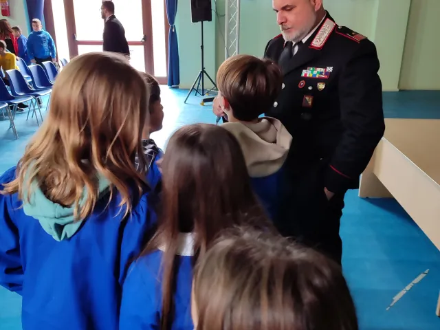 incontro con i Carabinieri per educare alla legalità e contrastare il bullismo