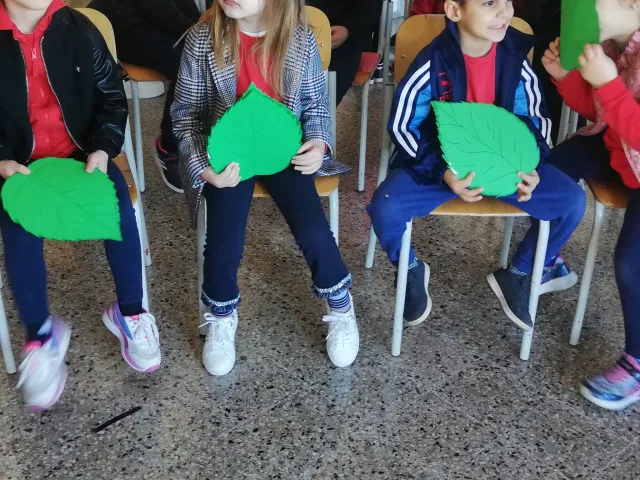 La consegna del seme custodito nelle foglie.