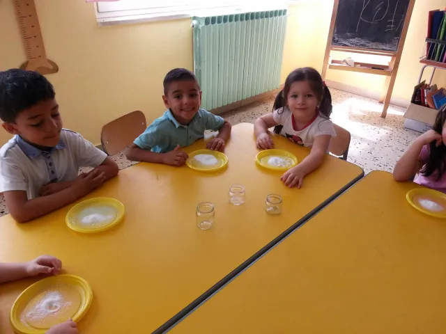 Distribuire una manciata di sale fino su un piatto di plastica con fondo ruvido