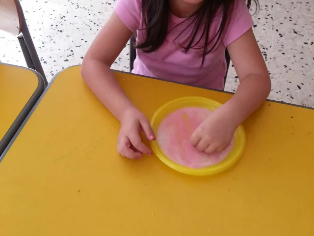 Grattugiare pezzetti di gesso di vari colori per colorare il sale bianco