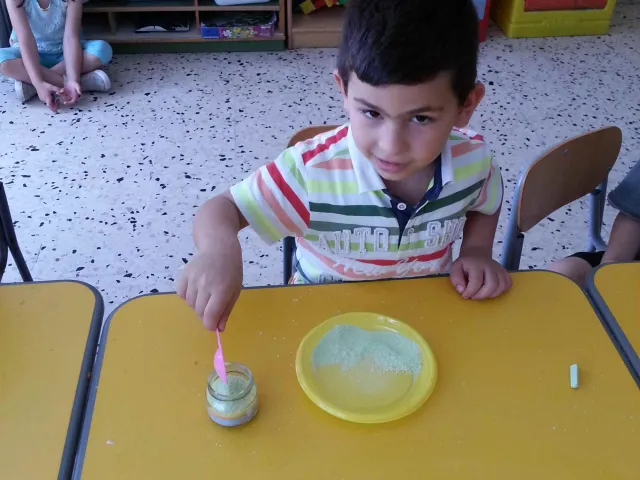 Sovrapporre a strati di diverso colore il sale così ottenuto