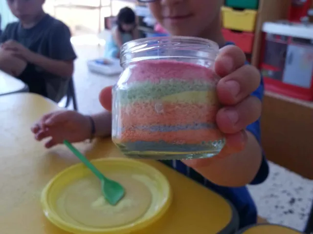 Ecco un simpatico vasetto di sale colorato!