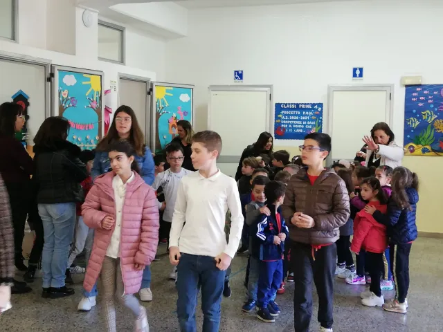 Gli alunni delle quinte fanno da ciceroni, accompagnando i piccoli per i locali della scuola primaria.della scuola primaria.