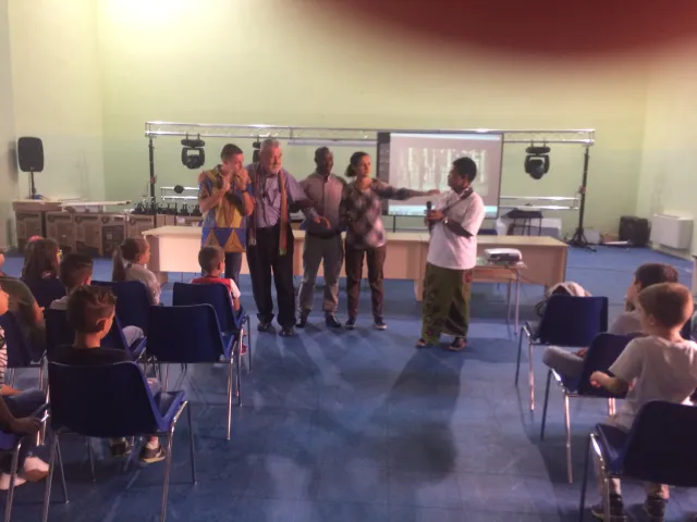 Visita missionaria nelle scuole della città