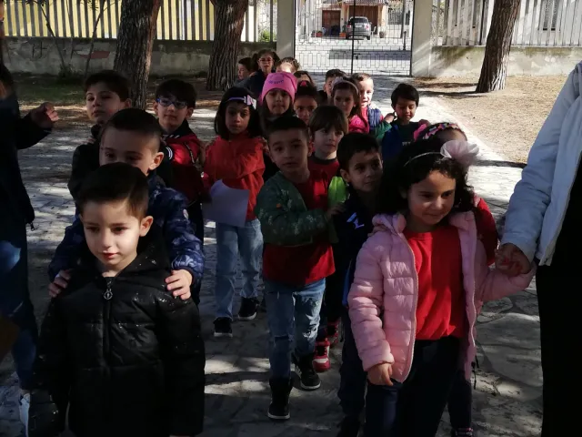 L'arrivo dei bambini della scuola dell'infanzia presso la scuola primaria .