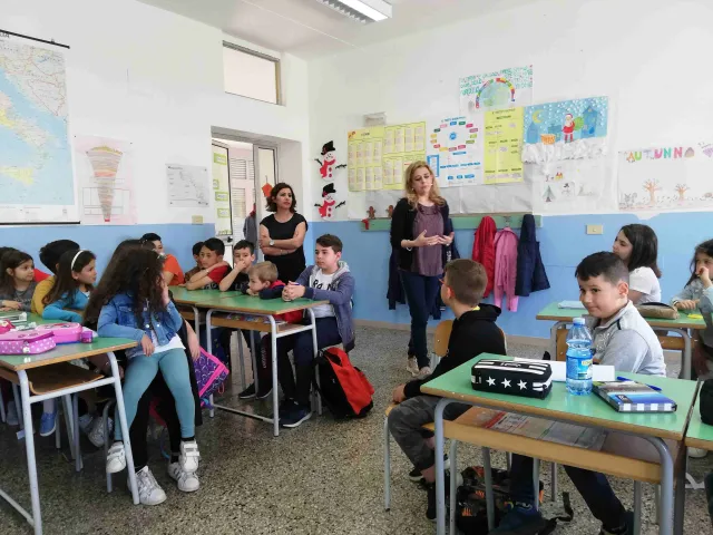 Una parte dei bambini viene intrattenuta dall'insegnante Violi.