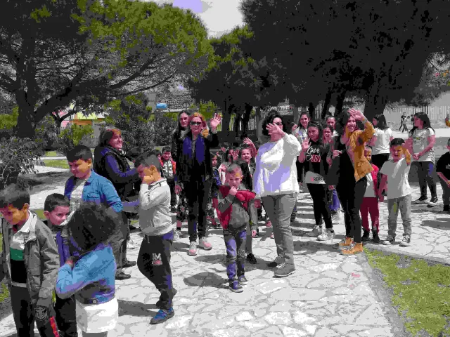 Breve pausa ludica nel giardino del plesso "Carretta"