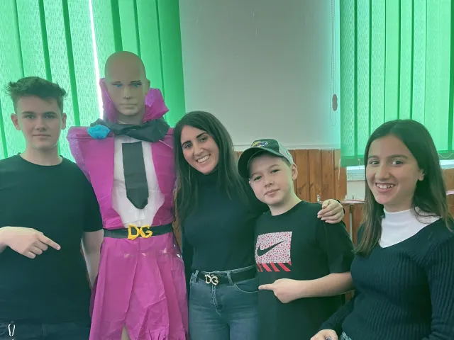 Foto di gruppo con robot