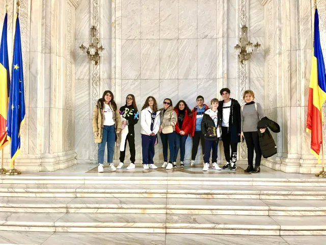 Foto di gruppo dentro un monumento