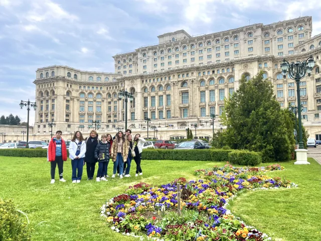 Foto di gruppo davanti ad un monumento