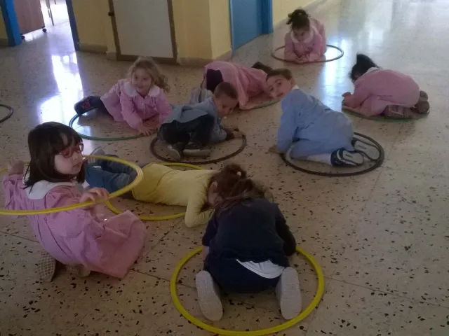 Gioco della "Scatola aperta/chiusa" per memorizzare, con il mimo, il nome degli animali della fattoria e della giungla