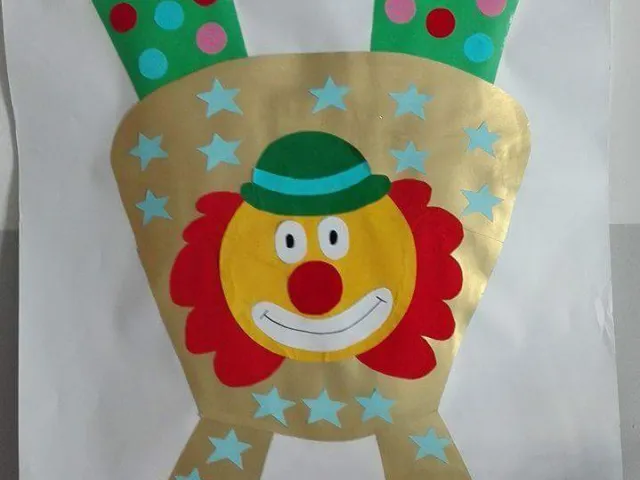 "Il pagliaccio ballerino"; tecnica: collage su cartoncino.