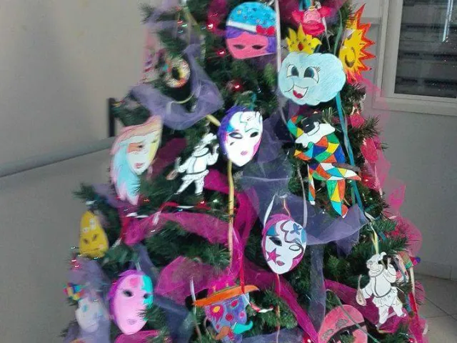 "L'albero di Carnevale"; mascherine in cartoncino, con tecnica mista