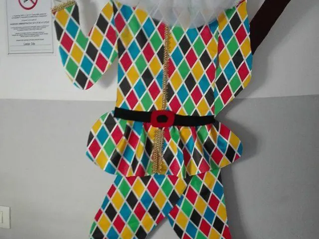 Arlecchino in compensato rifinito in stoffa e cartoncino; tecnica mista