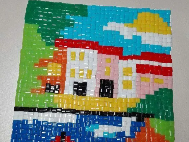 Il mosaico: "paesaggio lacustre"; tesserine colorate in plastica