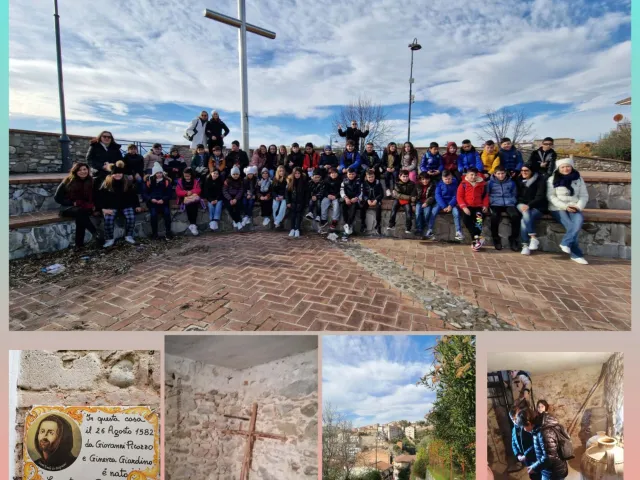 Collage con foto di gruppo e attività