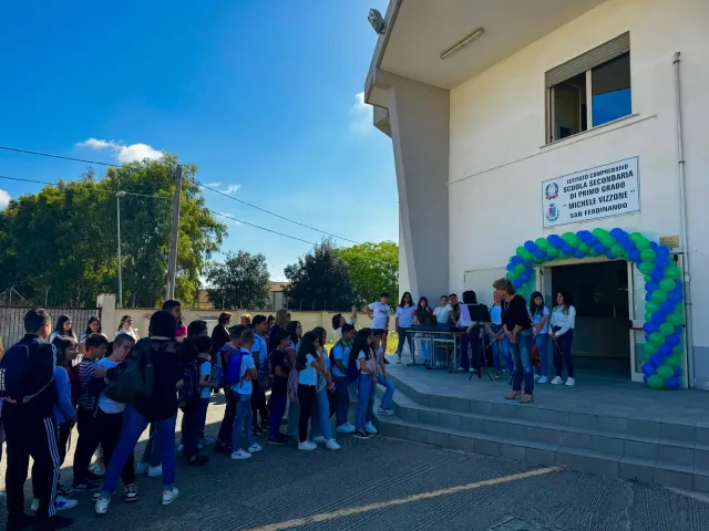Foto di gruppo davanti alla scuola