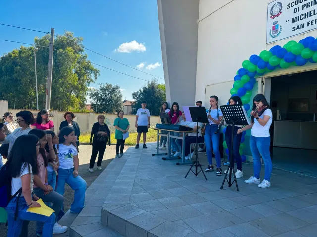 Foto di gruppo davanti alla scuola