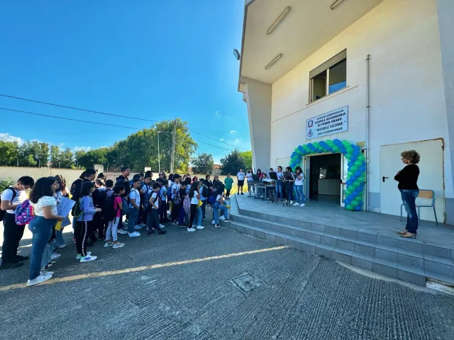 Foto di gruppo davanti alla scuola