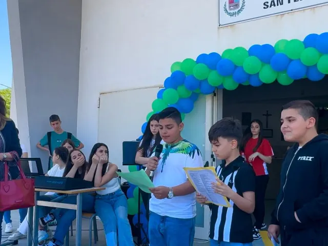 Foto di gruppo davanti alla scuola