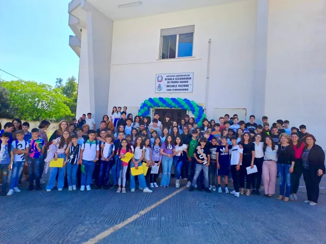 Foto di gruppo davanti alla scuola