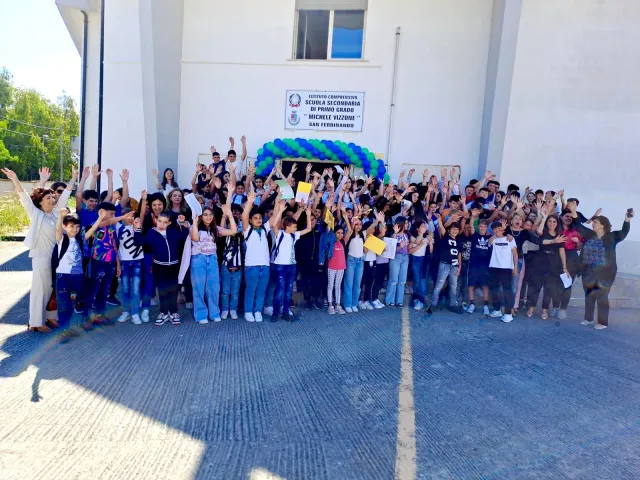 Foto di gruppo davanti alla scuola