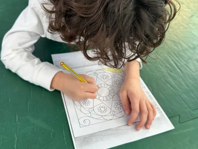 La creazione e la colorazione di mandala