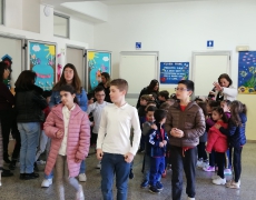 Gli alunni delle quinte fanno da ciceroni, accompagnando i piccoli per i locali  della scuola primaria.della scuola primaria.